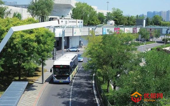  图为行驶中的65路公交车。
