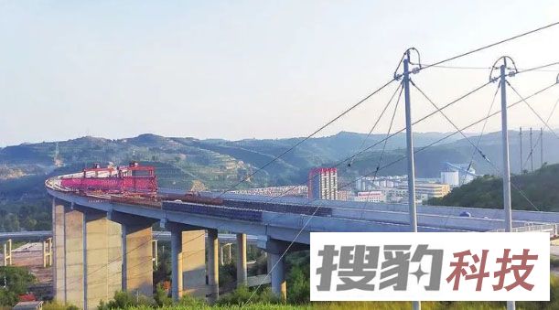 图为西北二环高速汾河大桥架梁施工完成。