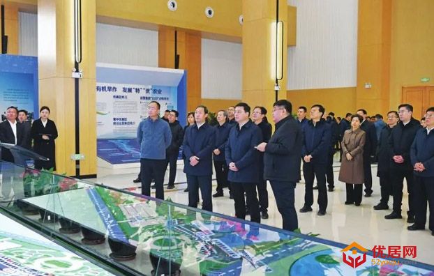 山西省委常委、市委书记韦韬和太原市党政代表团一行在智慧农场示范基地调研。梁 琛 摄